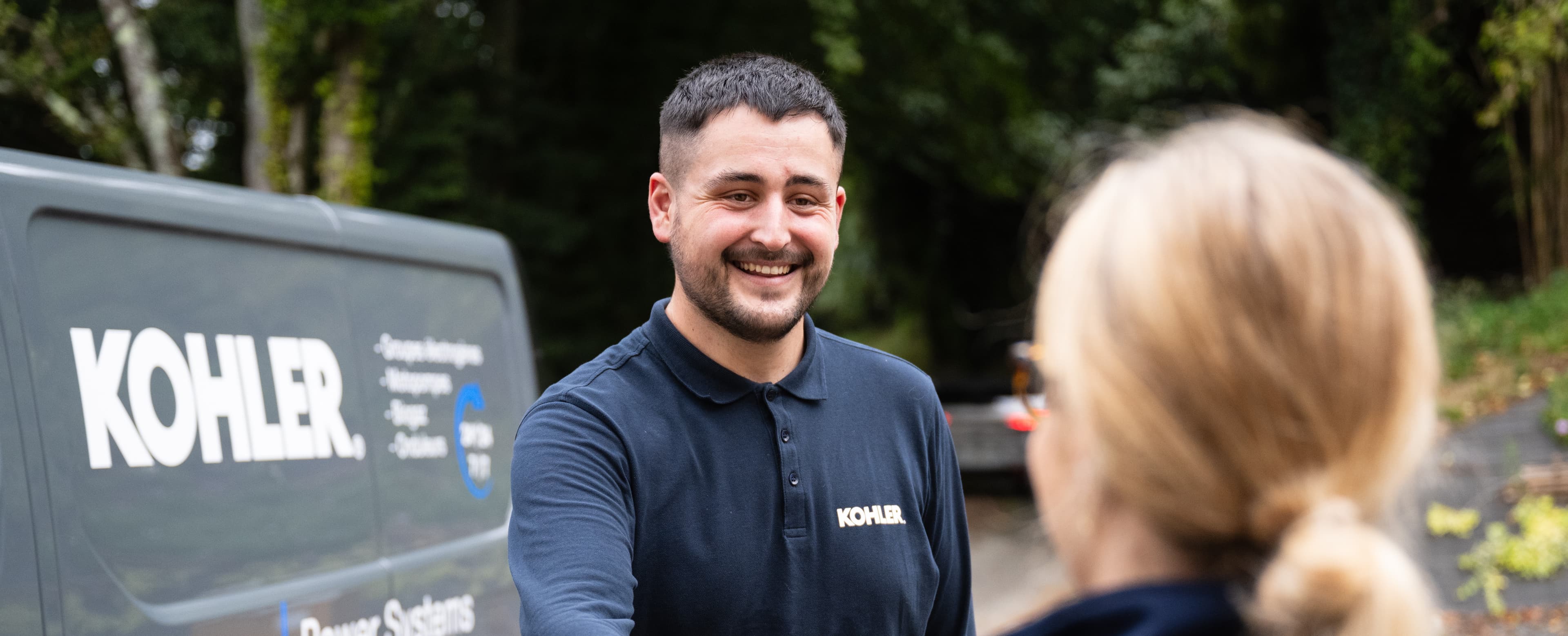 Technicien kohler rencontrant un client